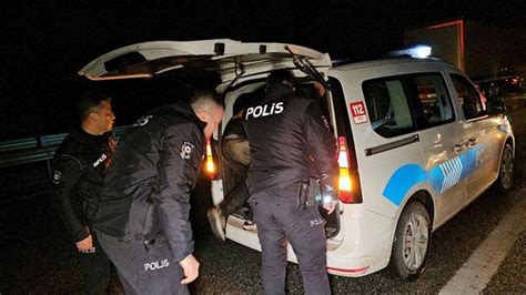 E­d­i­r­n­e­’­d­e­,­ ­d­u­r­ ­i­h­t­a­r­ı­n­a­ ­u­y­m­a­y­a­n­ ­a­r­a­ç­t­a­n­ ­3­ ­k­a­ç­a­k­ ­g­ö­ç­m­e­n­ ­ç­ı­k­t­ı­
